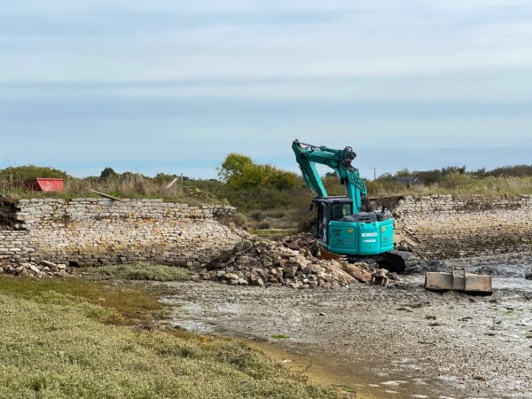 Restauration de la digue de Kerescant : début des travaux