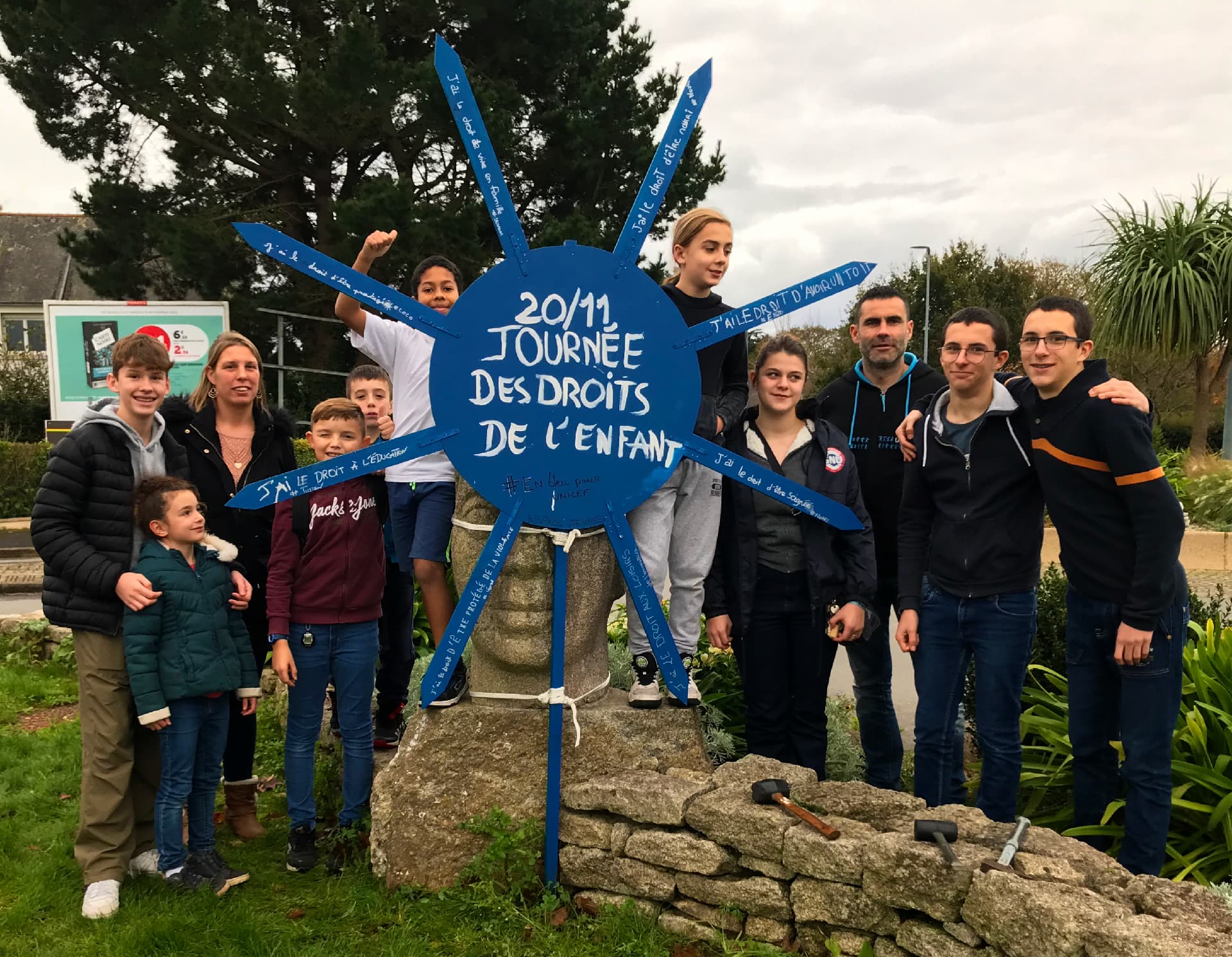 Mise en place du soleil bleu des droits de l’enfant