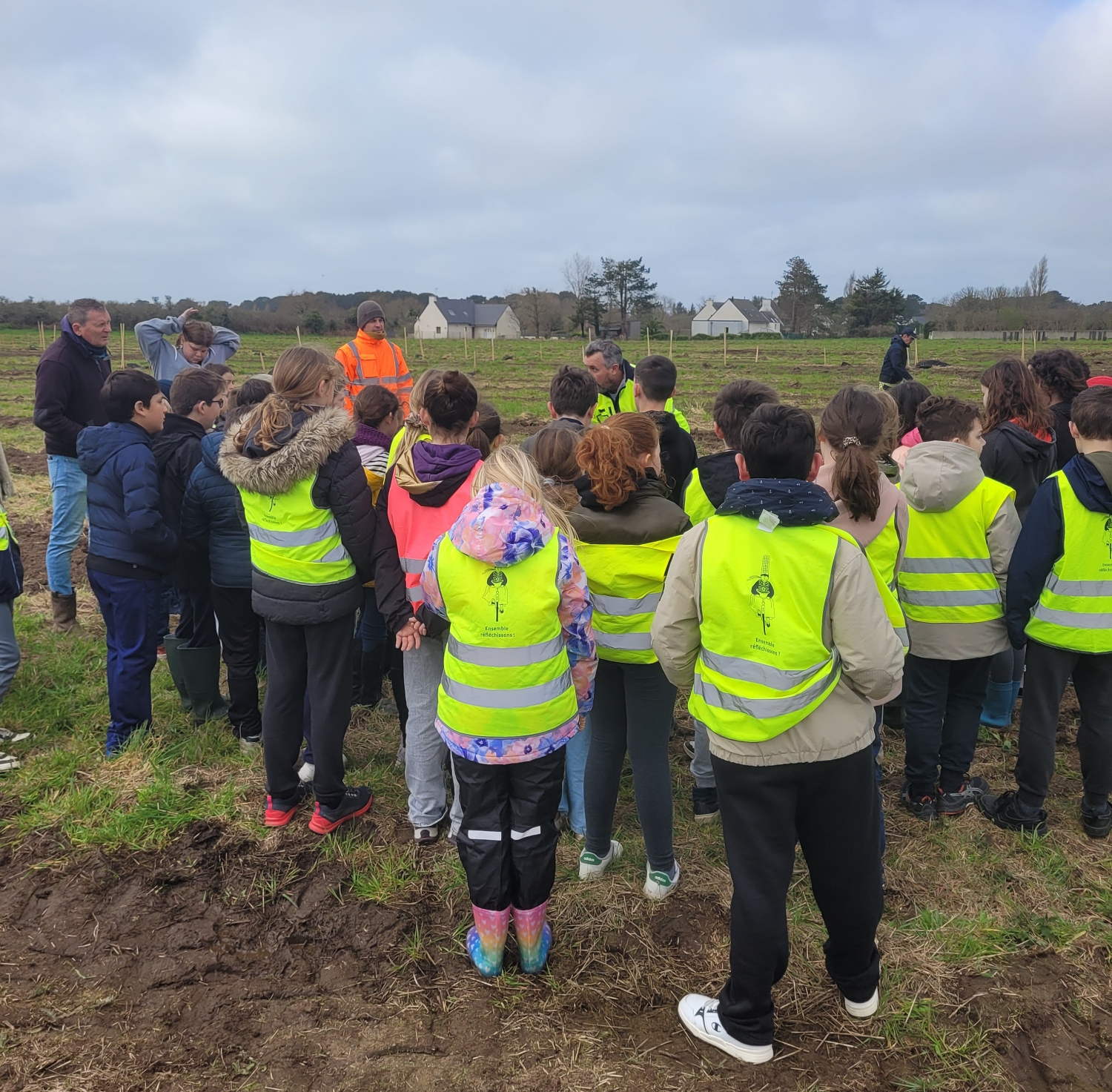 Plantation d&rsquo;arbres : une première étape pour le futur quartier de Pratareun